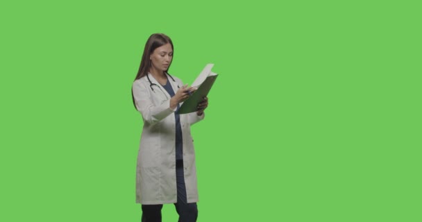 Πορτρέτο της γυναίκας γιατρού στην πράσινη οθόνη — Αρχείο Βίντεο