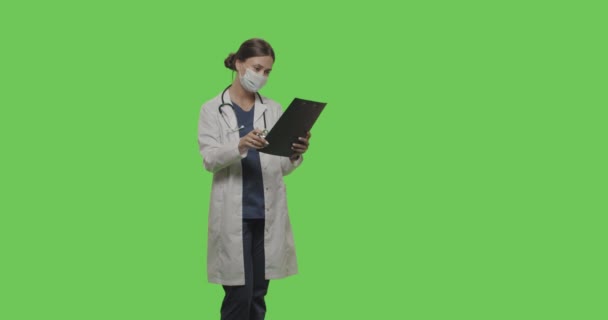 Portrait de femme médecin sur écran vert — Video