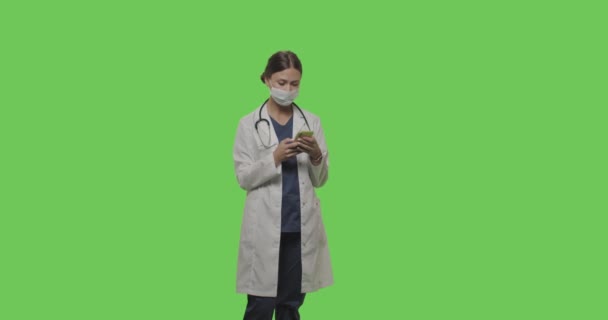 Retrato de doctora en pantalla verde — Vídeo de stock