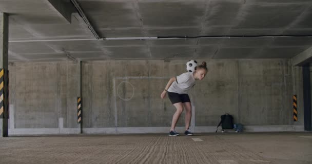 Chica adolescente futbolista practicando — Vídeos de Stock
