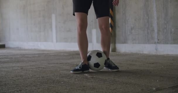 Adolescente footballeuse de football pratiquant — Video