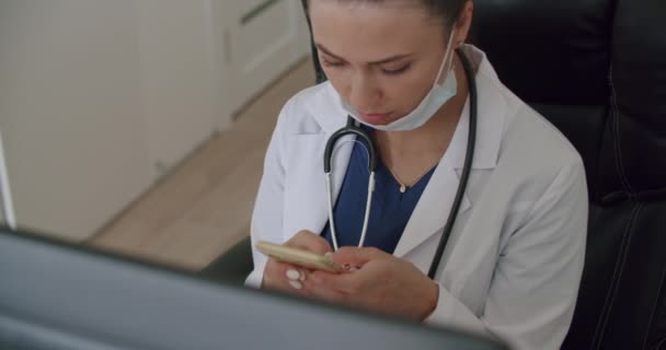 Visage de médecin regardant le moniteur de bureau — Video