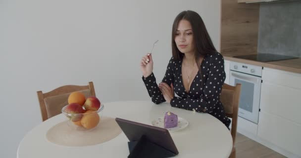 Mulher usando seu tablet com tela verde — Vídeo de Stock