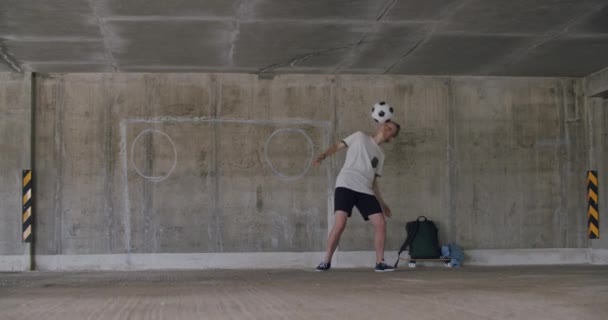 Adolescente menina jogador de futebol praticando — Vídeo de Stock