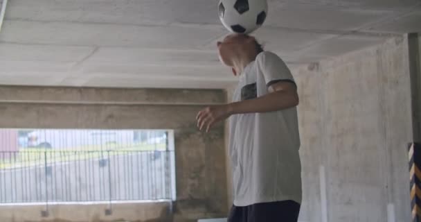 Tonåring flicka fotboll fotbollsspelare tränar — Stockvideo