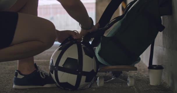 Adolescente menina jogador de futebol praticando — Vídeo de Stock