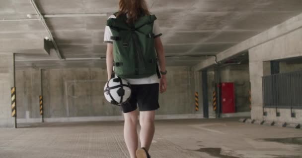 Adolescente footballeuse de football pratiquant — Video