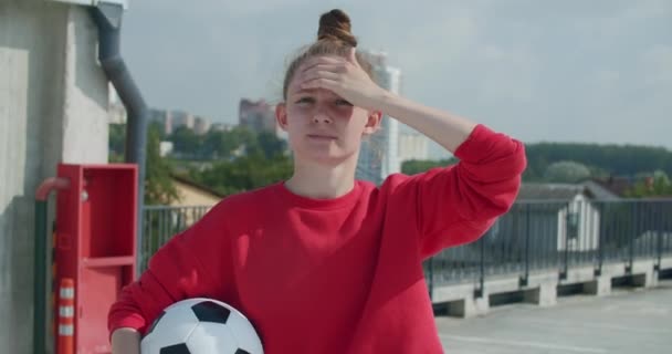 Teenager-Fußballerin übt — Stockvideo