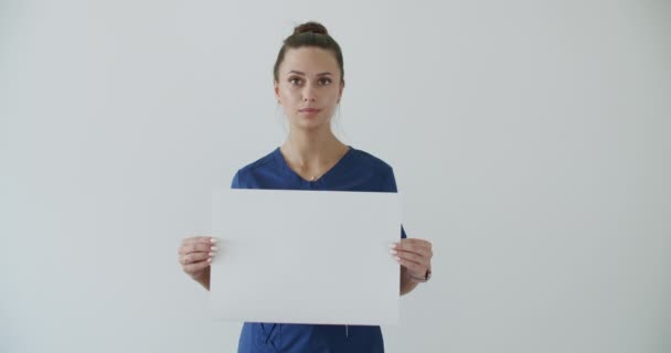 Femme médecin jeune en costume blanc — Video