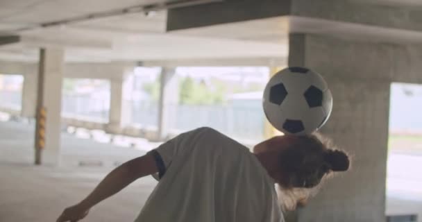 Adolescente menina jogador de futebol praticando — Vídeo de Stock