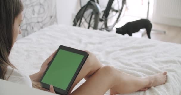Dívka drží tablet počítač se zelenou obrazovkou — Stock video