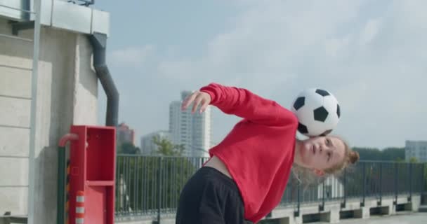 Дівчина-підліток футболіст практикує — стокове відео