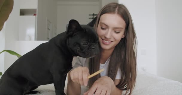 Dívka mluví při pohledu na kameru mluví, aby video chat — Stock video