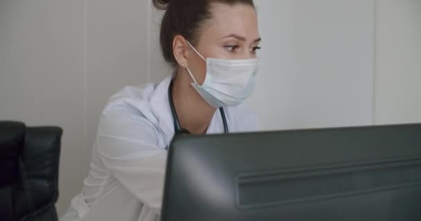 Twarz lekarza patrząc na monitor biura — Wideo stockowe