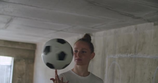 Teenager dívka fotbal fotbalista cvičení — Stock video