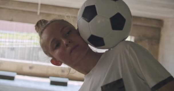 Nastolatka dziewczyna piłka nożna piłkarz ćwiczenia — Wideo stockowe