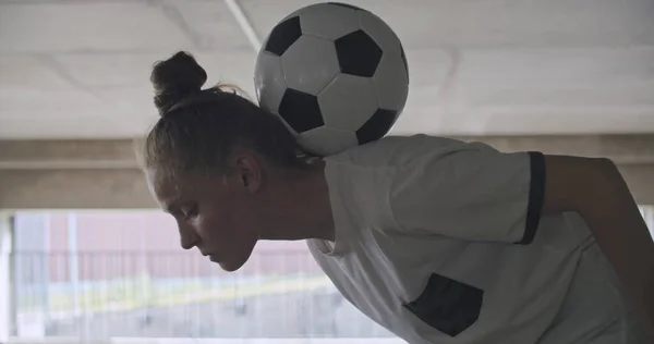 十代の女の子サッカー選手練習 — ストック写真