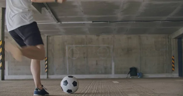 Adolescente menina jogador de futebol praticando — Fotografia de Stock