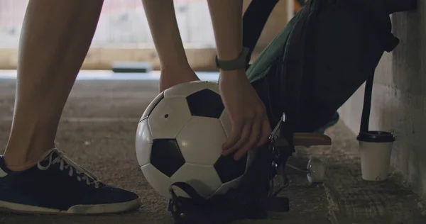 Дівчина-підліток футболіст практикує — стокове фото