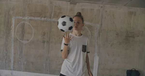 Tiener meisje voetbal voetballer oefenen — Stockfoto