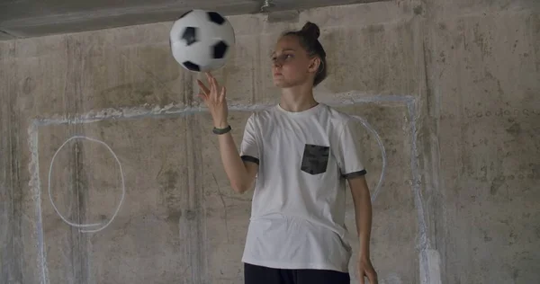 Tini lány futball játékos gyakorló — Stock Fotó