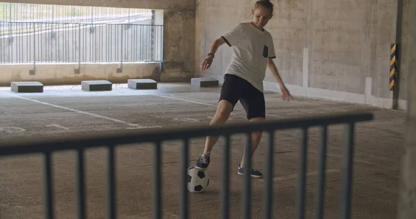 Adolescente footballeuse de football pratiquant — Photo