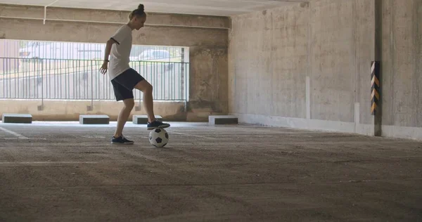 Chica adolescente futbolista practicando Imágenes De Stock Sin Royalties Gratis