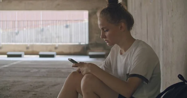 Urban meisje met behulp van mobiele telefoon — Stockfoto