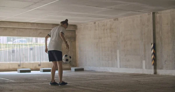 Tiener meisje voetbal voetballer oefenen — Stockfoto