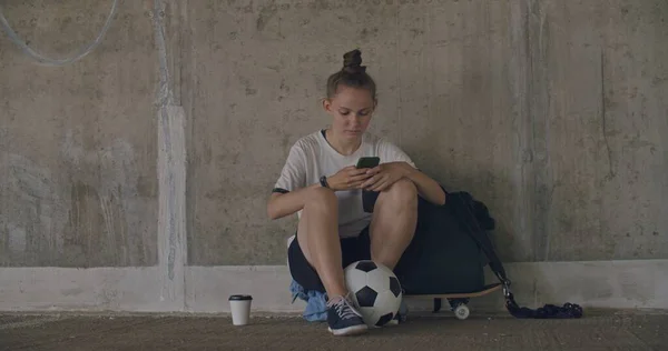 Urban meisje met behulp van mobiele telefoon — Stockfoto