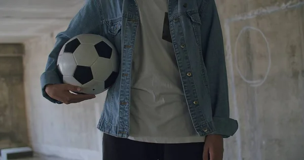Tiener meisje voetbal voetballer oefenen — Stockfoto