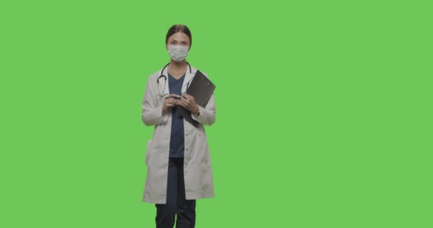 Retrato de doctora en pantalla verde — Vídeo de stock