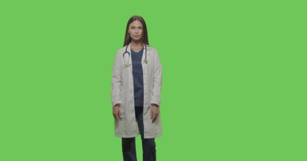 Портрет жінки-лікаря на зеленому екрані — стокове відео