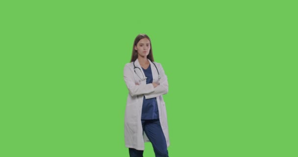 Portrait de femme médecin sur écran vert — Video