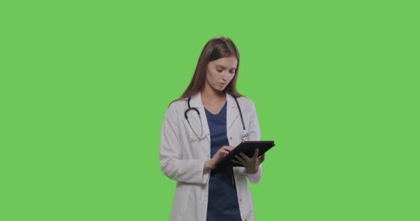 Yeşil ekranda kadın doktor portresi — Stok video