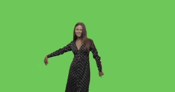 Glücklich lächelnde Frau tanzt ein — Stockvideo