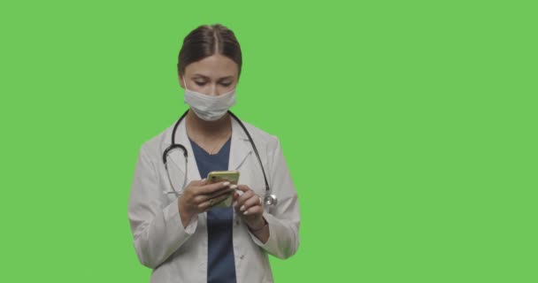 Portrait de femme médecin sur écran vert — Video