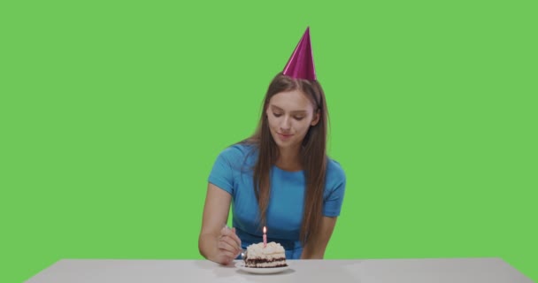 Woman eating piece of cake, birthday celebration — Stock Video
