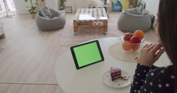 Mujer usando su tableta con pantalla verde — Vídeos de Stock