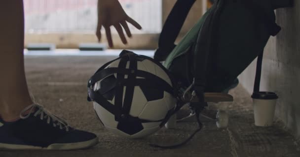 十代の女の子サッカー選手練習 — ストック動画