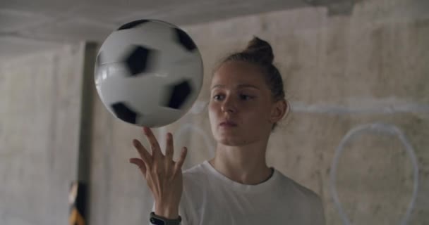 Chica adolescente futbolista practicando — Vídeo de stock