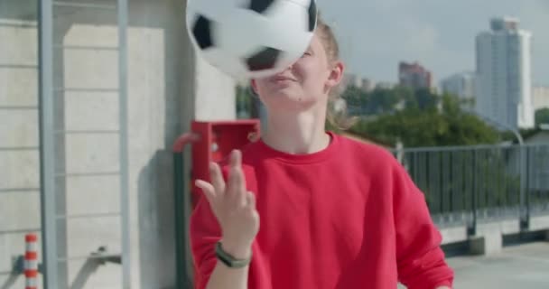 Дівчина-підліток футболіст практикує — стокове відео