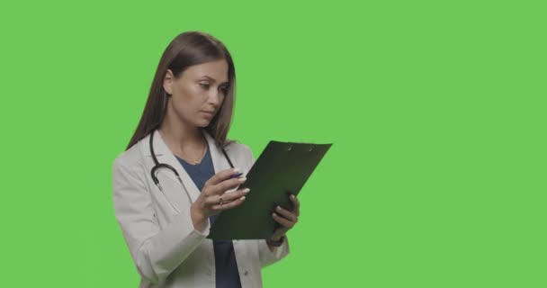 Retrato de doctora en pantalla verde — Vídeos de Stock