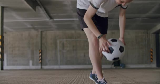 Chica adolescente futbolista practicando — Vídeo de stock