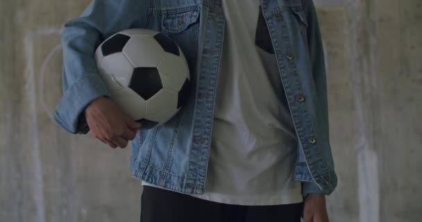 Adolescente menina jogador de futebol praticando — Vídeo de Stock