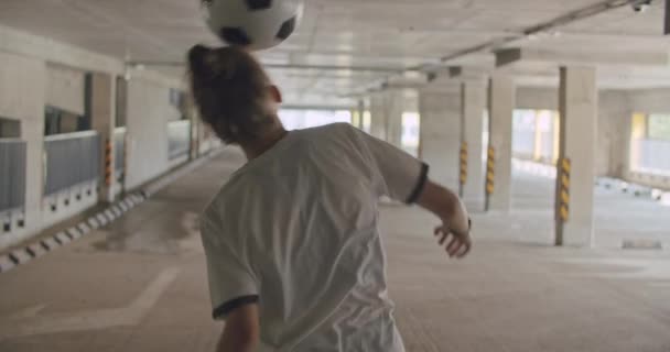Genç kız futbol oyuncusu antrenman yapıyor. — Stok video
