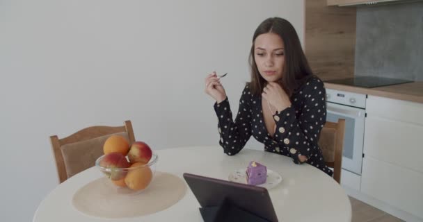 Kvinna som använder sin tablett med grön skärm — Stockvideo