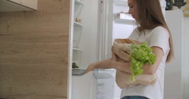 Mulher desembalar saco de comida na geladeira — Vídeo de Stock