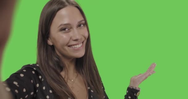 Fiatal mosolygós nő szelfit készít — Stock videók