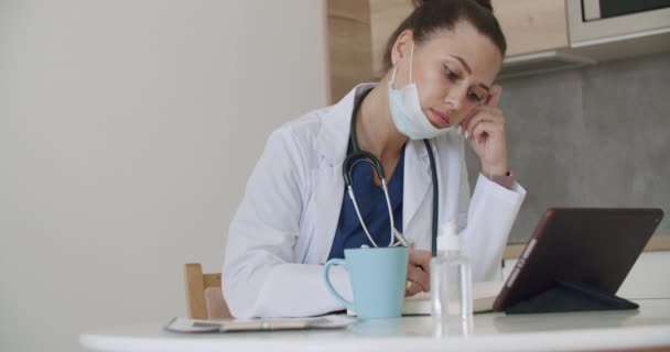 Lékař v bílém plášti pracující na tabletu — Stock video